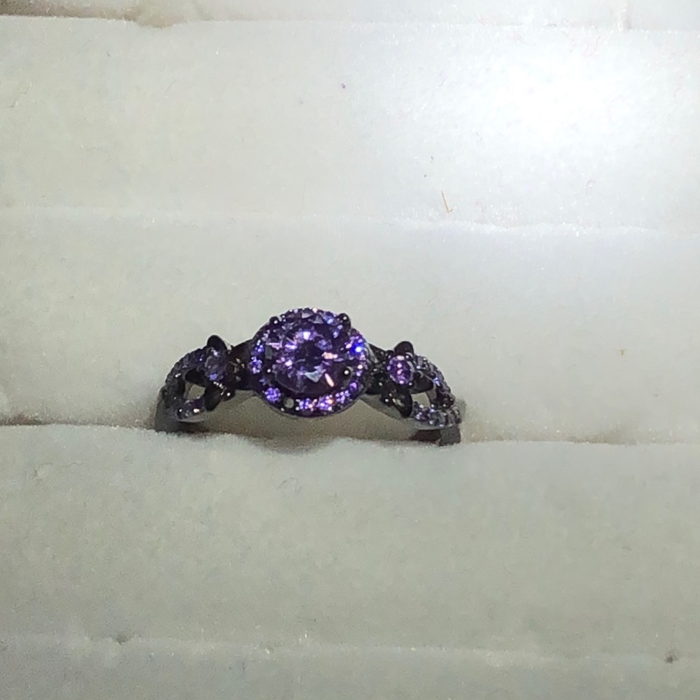 Costume jewelry size 8 purple and black ring